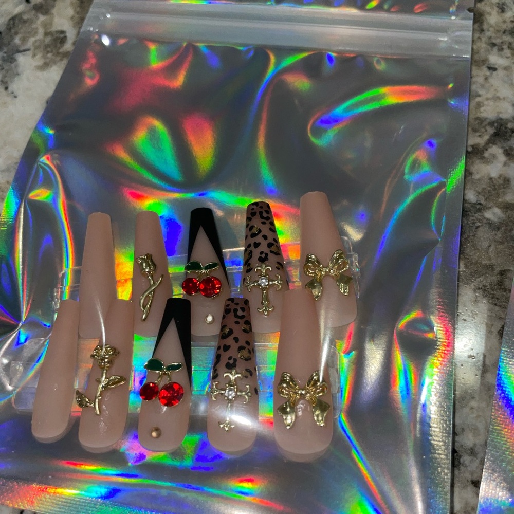 Stylish Nail Art Set with Gold and Red Accents